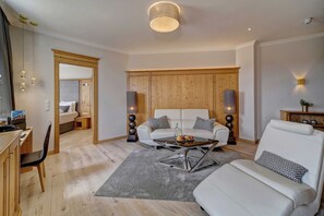 Un salon moderne avec un canapé, une table basse et un téléviseur.
