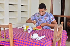 Café da manhã inglês grátis todos os dias