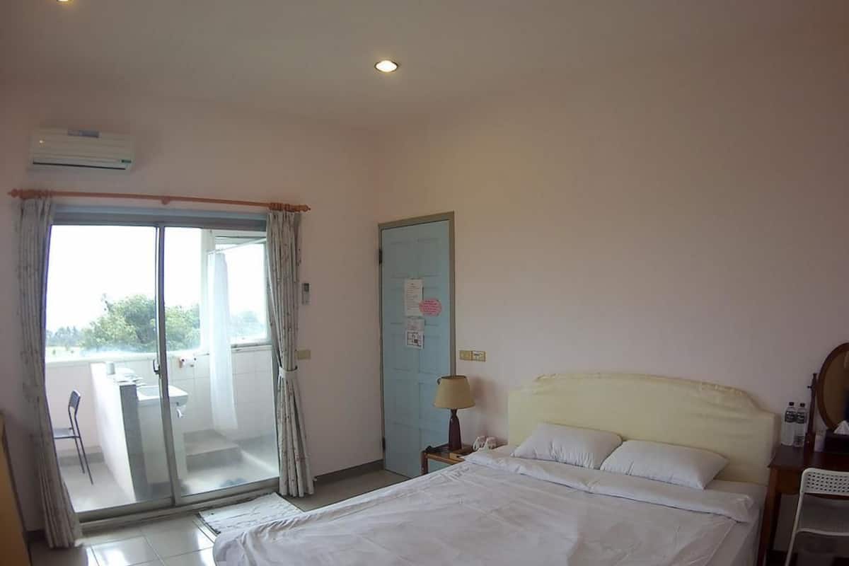 Standard Double Room | Desk, blackout drapes, soundproofing, free WiFi