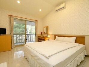 Deluxe Double Room | Desk, blackout drapes, soundproofing, free WiFi - Nanbali B&B (Donghe)