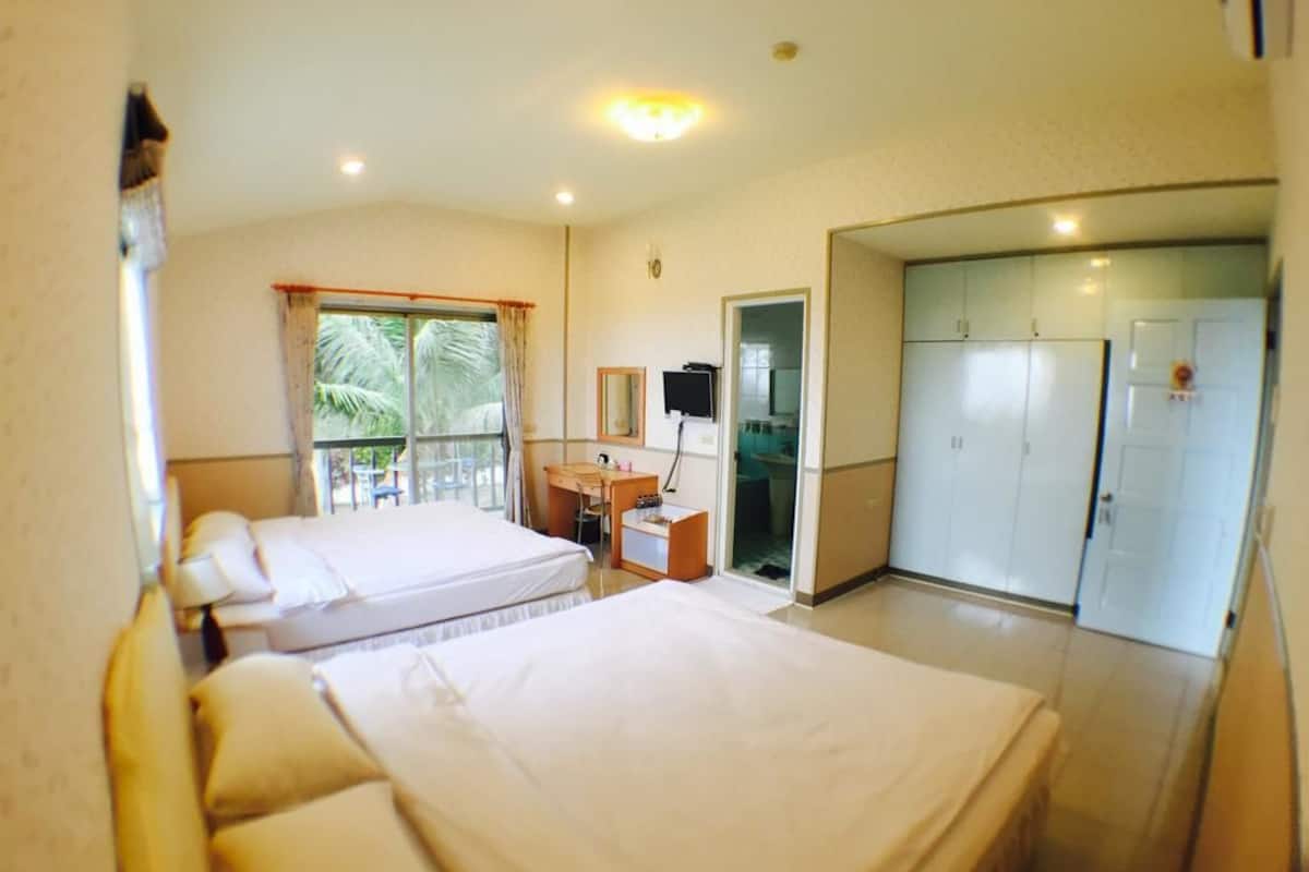 Quadruple Room | Desk, blackout drapes, soundproofing, free WiFi