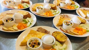 Frokost med lokale retter er inkludert hver dag