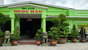 A building with a green facade and a sign reading "NHÃ A HÃ NGOC HÃN". - Ngoc Han Hotel (Thoi Son)