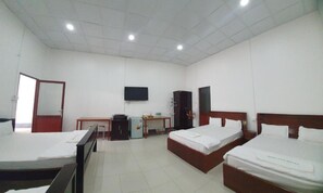 Minibar, bàn, khu vực làm việc phù hợp cho laptop, màn/rèm cản sáng 