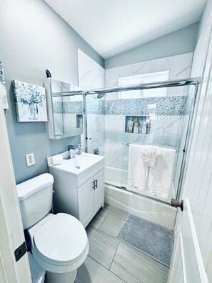 Ensemble douche/baignoire, sèche-cheveux, serviettes fournies, shampoing