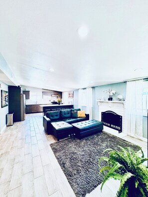 Télévision, cheminée, baby-foot