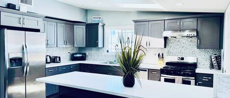 Jääkaappi, mikroaaltouuni, uuni, liesi