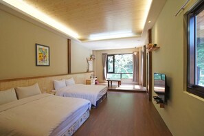 Quadruple Room, Balcony | Desk, blackout drapes, soundproofing, free WiFi - Heaven Bird B&B (Nanzhuang)