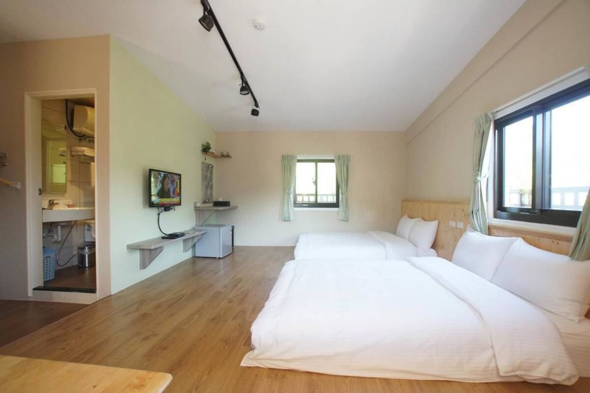 Luxury Quadruple Room | Desk, blackout drapes, soundproofing, free WiFi