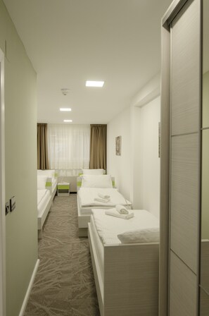 Family Room, Private Bathroom (8) | Premium bedding, down comforters, pillowtop beds, desk - Hostel Green (Zagreb)