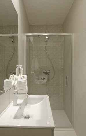Shower, towels, soap, toilet paper - Hostel Green (Zagreb)
