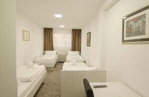 Premium bedding, down comforters, pillowtop beds, desk - Hostel Green (Zagreb)