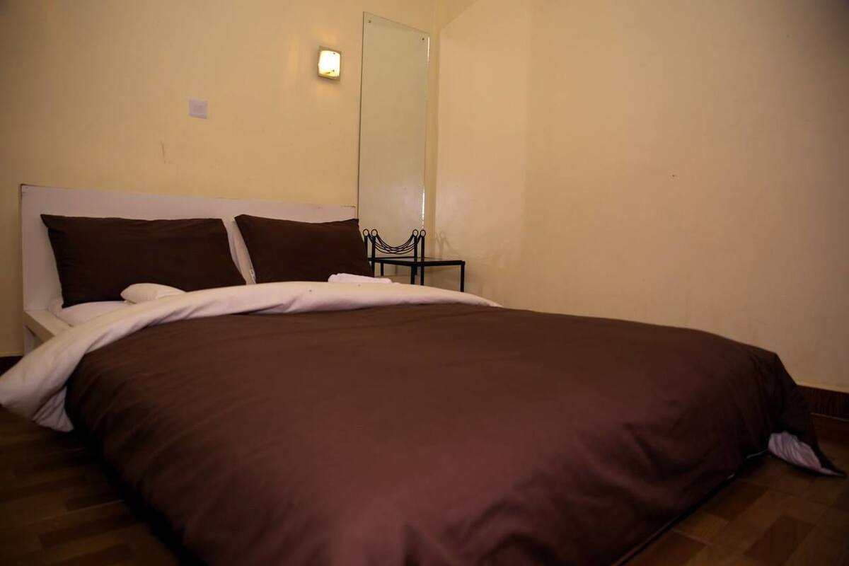 Habitación estándar doble | Tabla de planchar con plancha, wifi gratis, ropa de cama