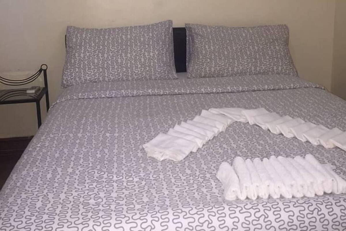 Habitación Deluxe doble | Tabla de planchar con plancha, wifi gratis, ropa de cama