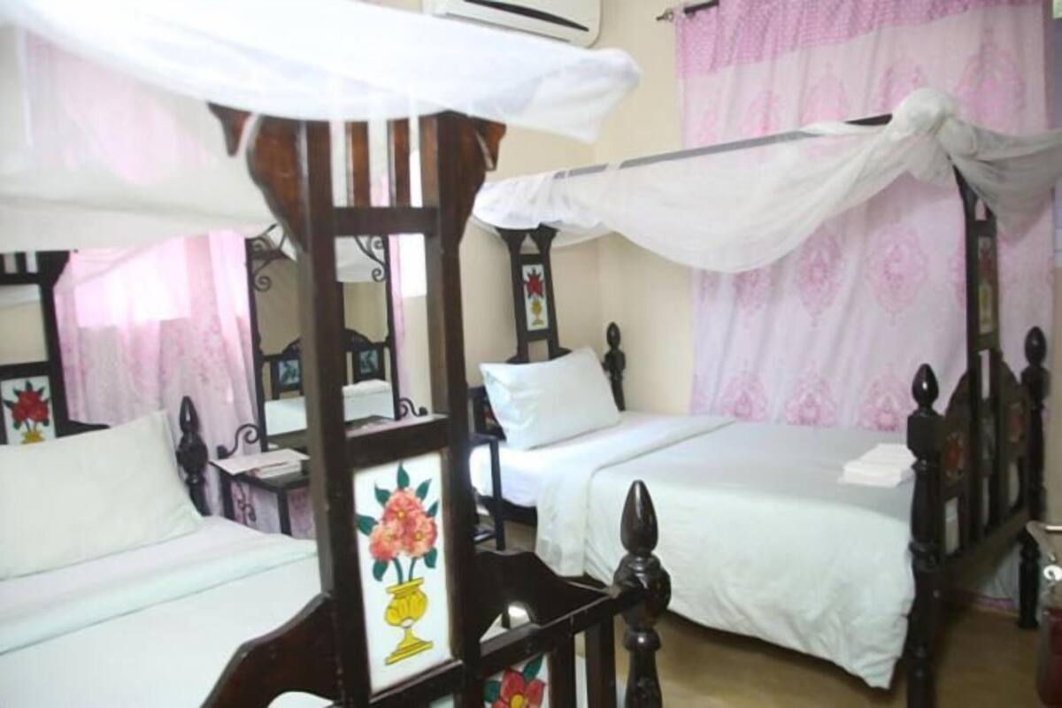 Habitación con 2 camas individuales | Tabla de planchar con plancha, wifi gratis, ropa de cama