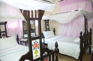 Chambre avec lits jumeaux | Fer et planche Ă repasser, accĂšs au Wi-Fi (inclus), literie fournie