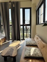 Sea View Squirrel Quad Room | Living area