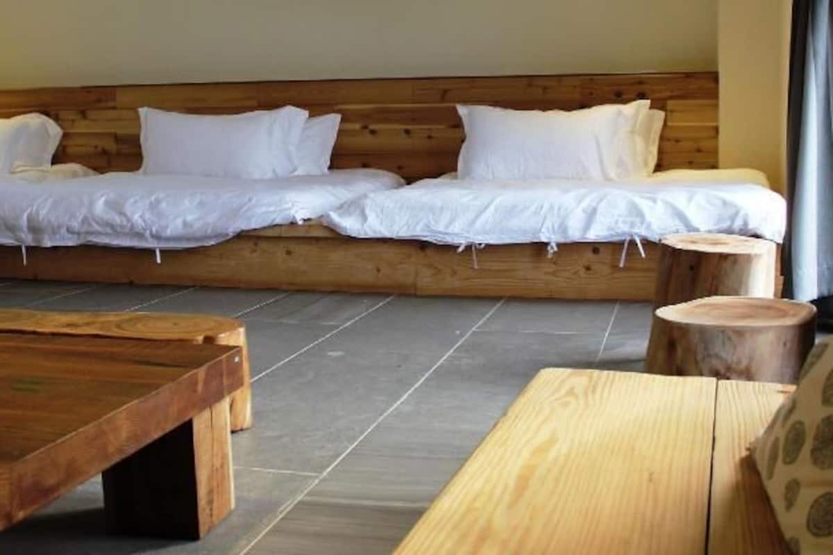 Een bureau, verduisterende gordijnen, beddengoed