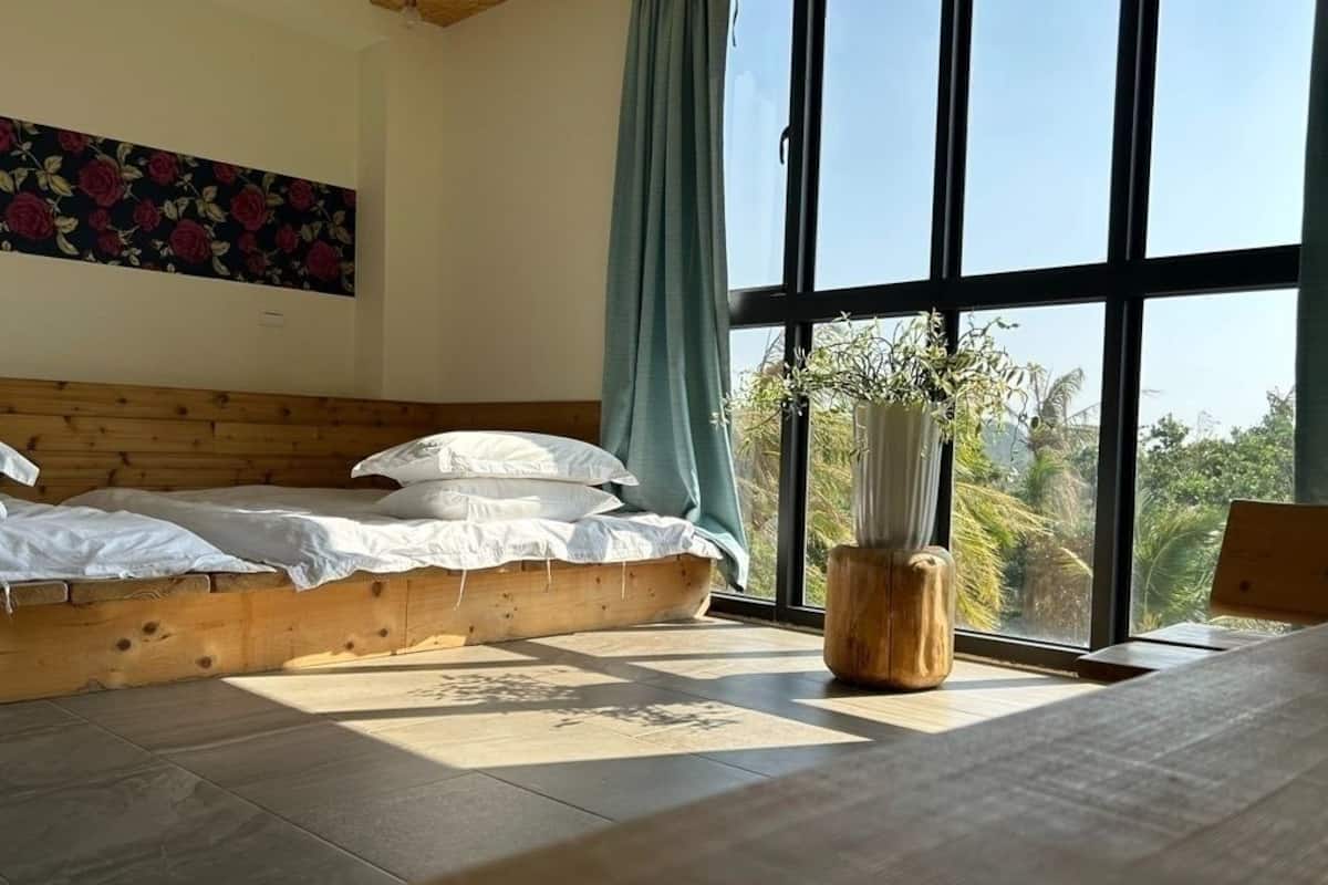 Sea View Snail Family Room | Een bureau, verduisterende gordijnen, beddengoed