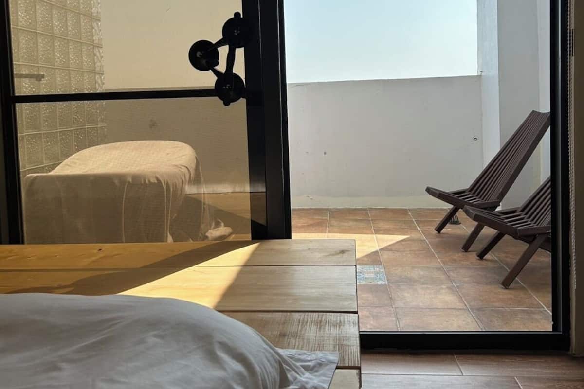 Sea view starry sky double room with bathtub | Een bureau, verduisterende gordijnen, beddengoed
