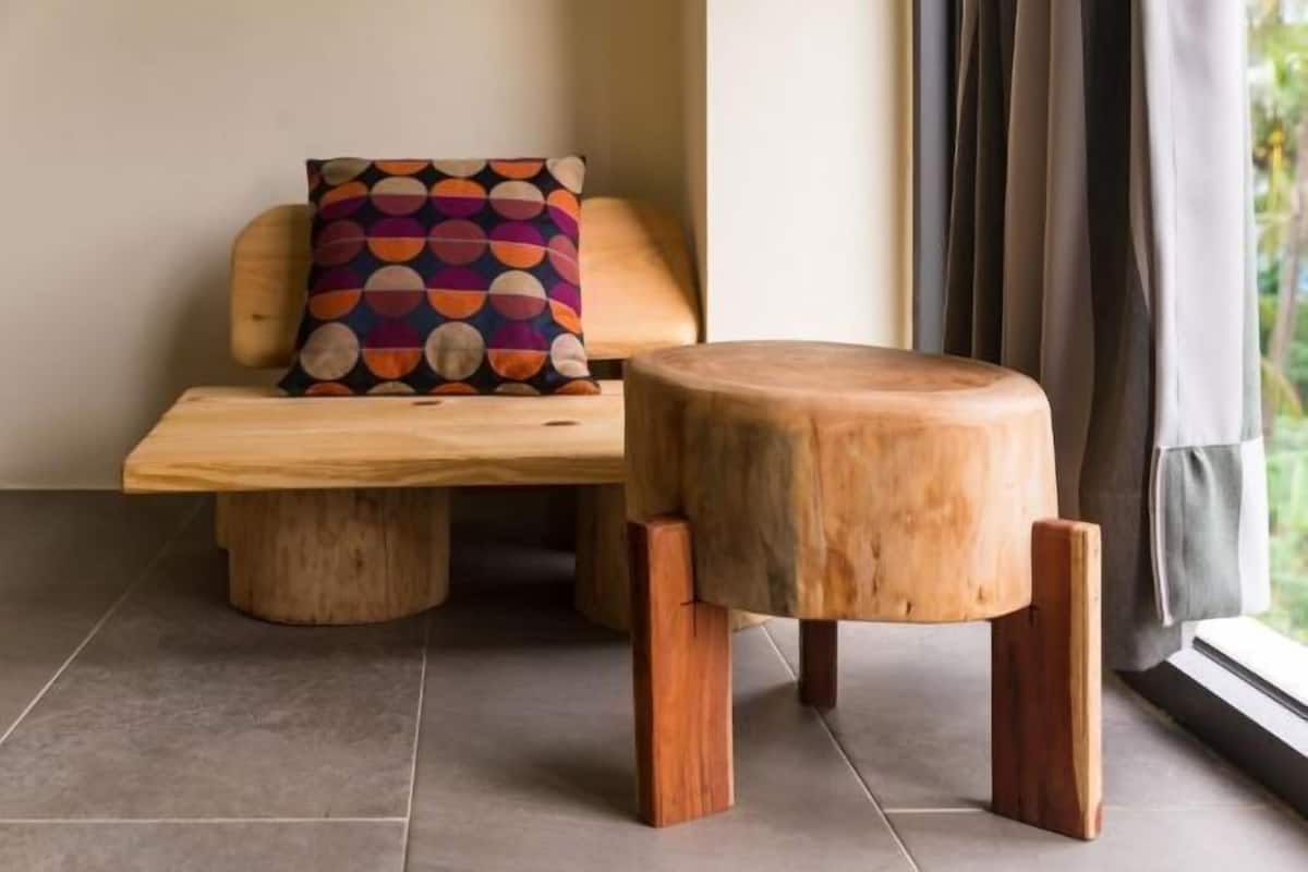 Een bureau, verduisterende gordijnen, beddengoed