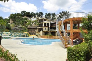 Piscine extérieure en saison