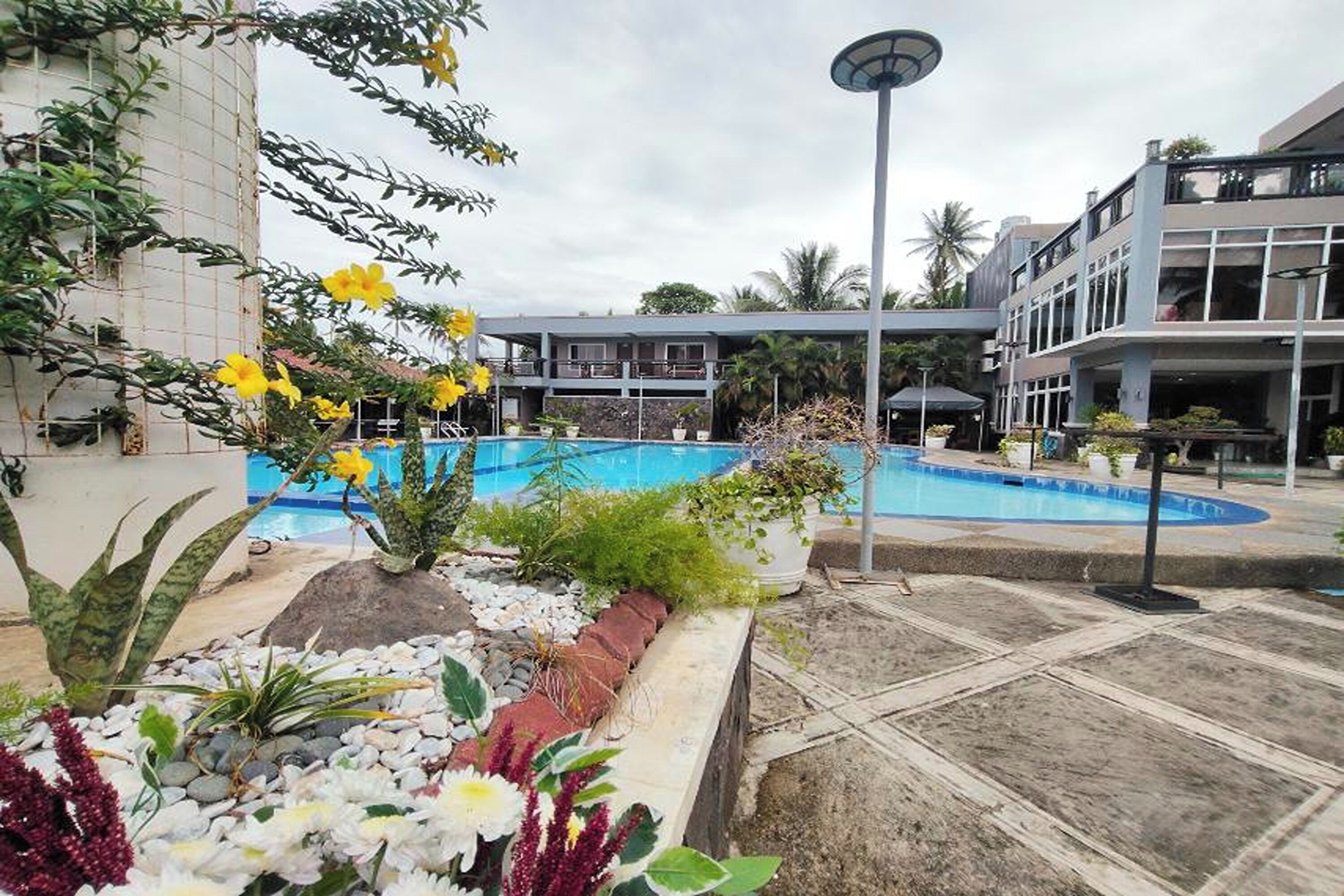 Hồ bơi ngoài trời, mở cửa từ 6:00 đến 22:00, lều (phụ phí) 