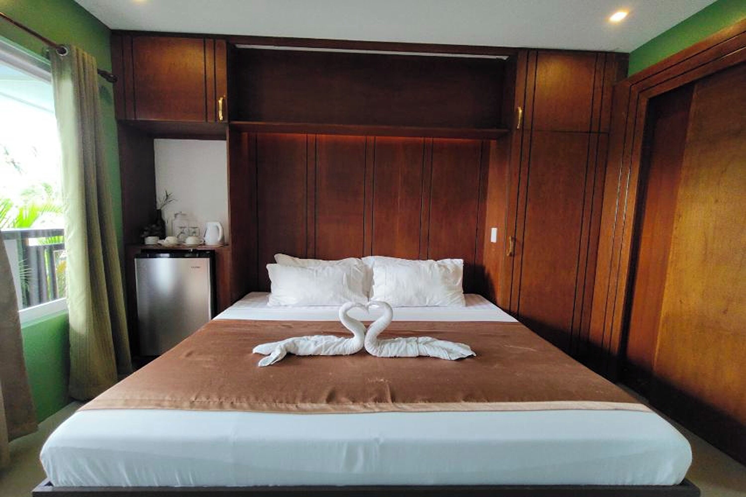 Desk, free WiFi, bed sheets