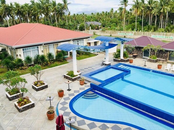 Piscine extérieure, tentes de plage