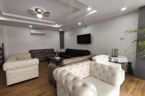 Lobby sitting area - Angela's Resort and Leisure Farm Laguna (San Pablo)