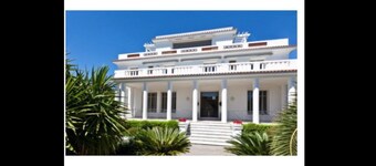 Gabsy Mansion - White Cake