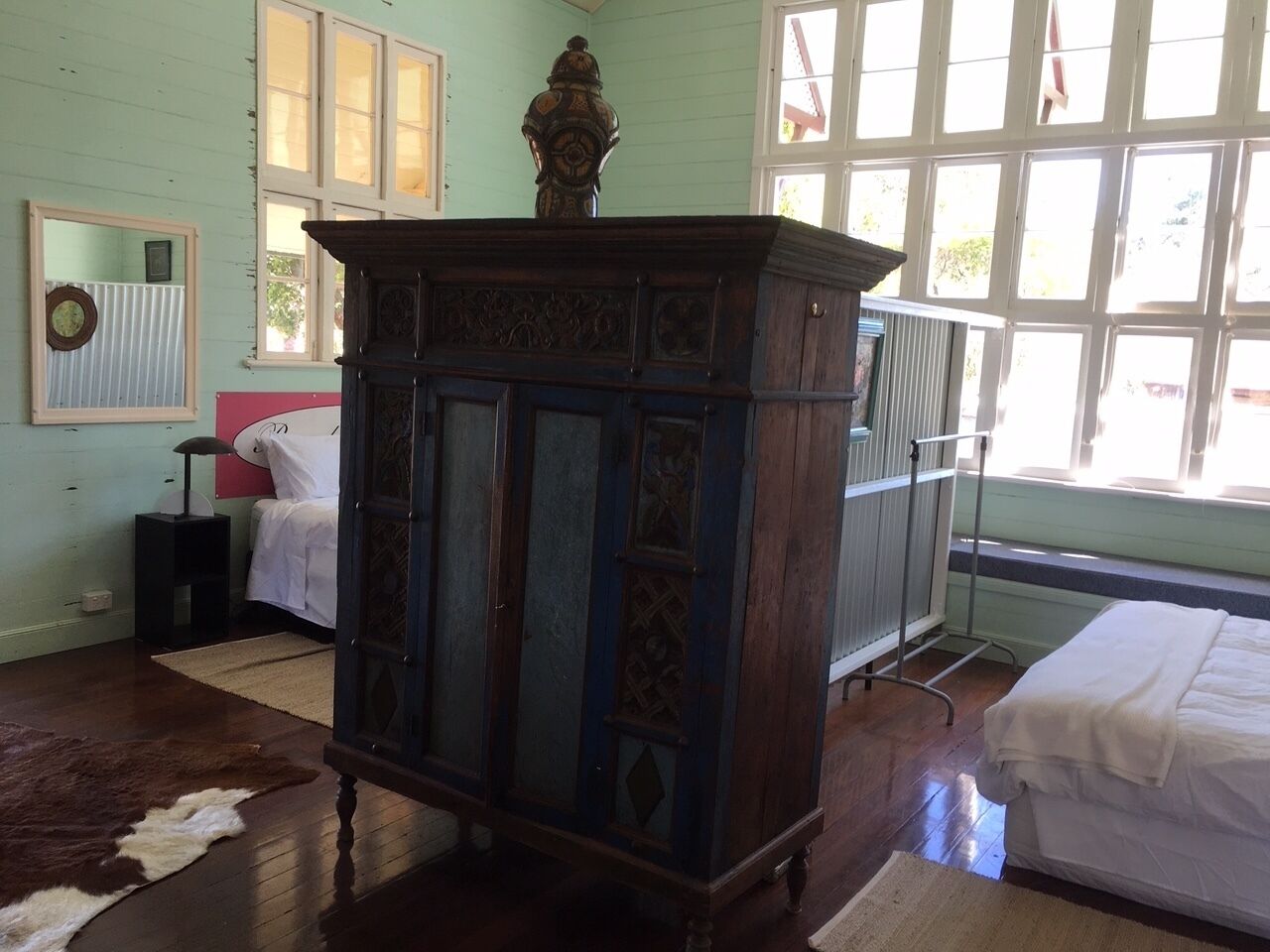Clothes storage chest