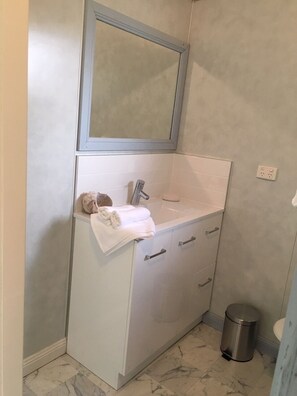 Doccia, asciugacapelli, asciugamani, sapone