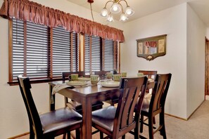 House, Patio (1836) | 2 bedrooms, individually decorated, individually furnished, bed sheets - Moose INN #1836 (Big Bear Lake)