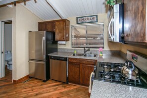 Cafetera y tetera, refrigerador, microondas y parrilla de estufa 