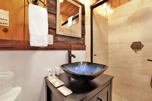 Cabane, plusieurs lits, patio, vue piscine (452) | Salle de bain