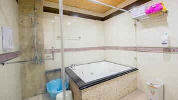 Quadruple Room | Bathroom | Free toiletries, hair dryer, slippers, towels
