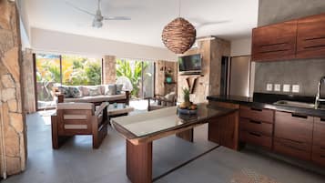 Flat-screen TV, stereo