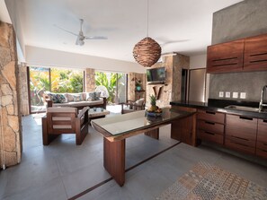 Televisión de pantalla plana y estéreo 