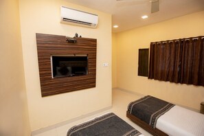 Habitación Deluxe con 1 cama doble o 2 individuales | Caja fuerte, escritorio, tabla de planchar con plancha