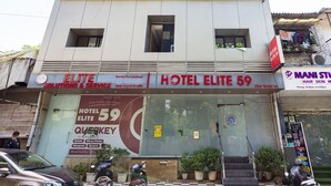 A building with a sign for HOTEL ELITE 59 and a MANI STUDIO hair salon. - Hotel Elite 59 (Mumbai)
