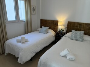 3 bedrooms, in-room safe, iron/ironing board, travel cot - Nerja Paradise Rentals - Villa Lily (Nerja)