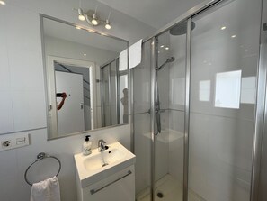 Dusj, hårføner og håndklær
