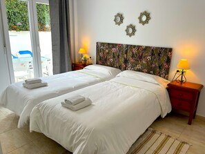 3 chambres, coffres-forts dans les chambres, fer et planche à repasser