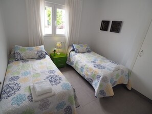 3 bedrooms, in-room safe, iron/ironing board, travel crib - Nerja Paradise Rentals - Villa Verania (Nerja)