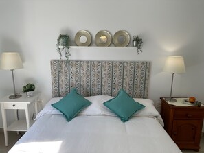 3 bedrooms, in-room safe, iron/ironing board, travel cot