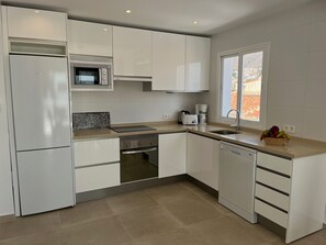 Een koelkast, een microgolfoven, een oven, een vaatwasser