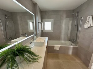 Banyera, assecador de cabells, bidet i tovalloles 