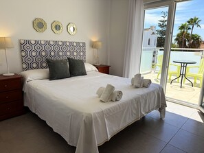 3 bedrooms, in-room safe, iron/ironing board, travel crib - Nerja Paradise Rentals - Villa Daisy (Nerja)