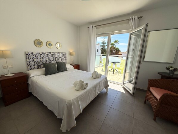 3 bedrooms, in-room safe, iron/ironing board, travel cot - Nerja Paradise Rentals - Villa Daisy (Nerja)